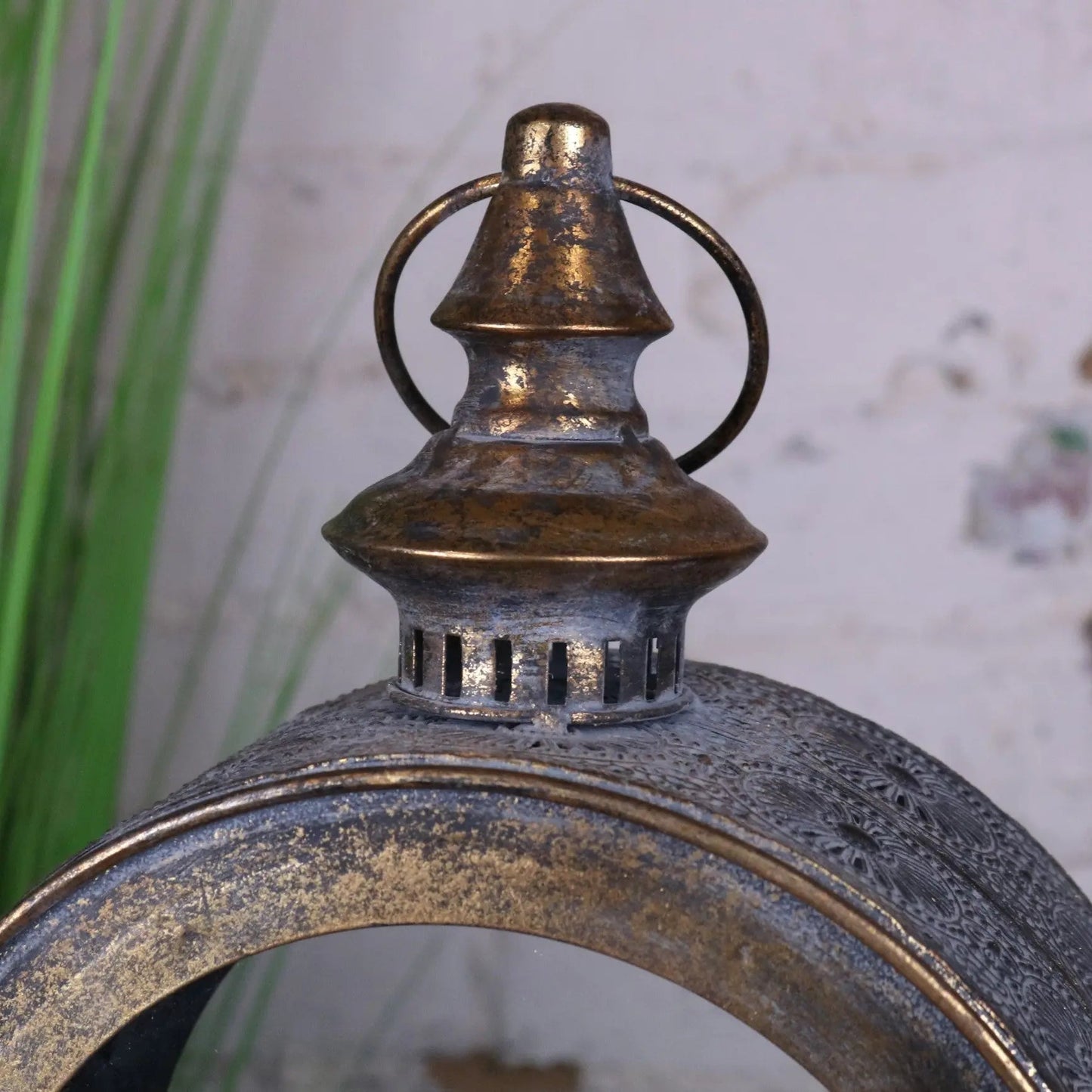 Devra Vintage Style Round Lantern