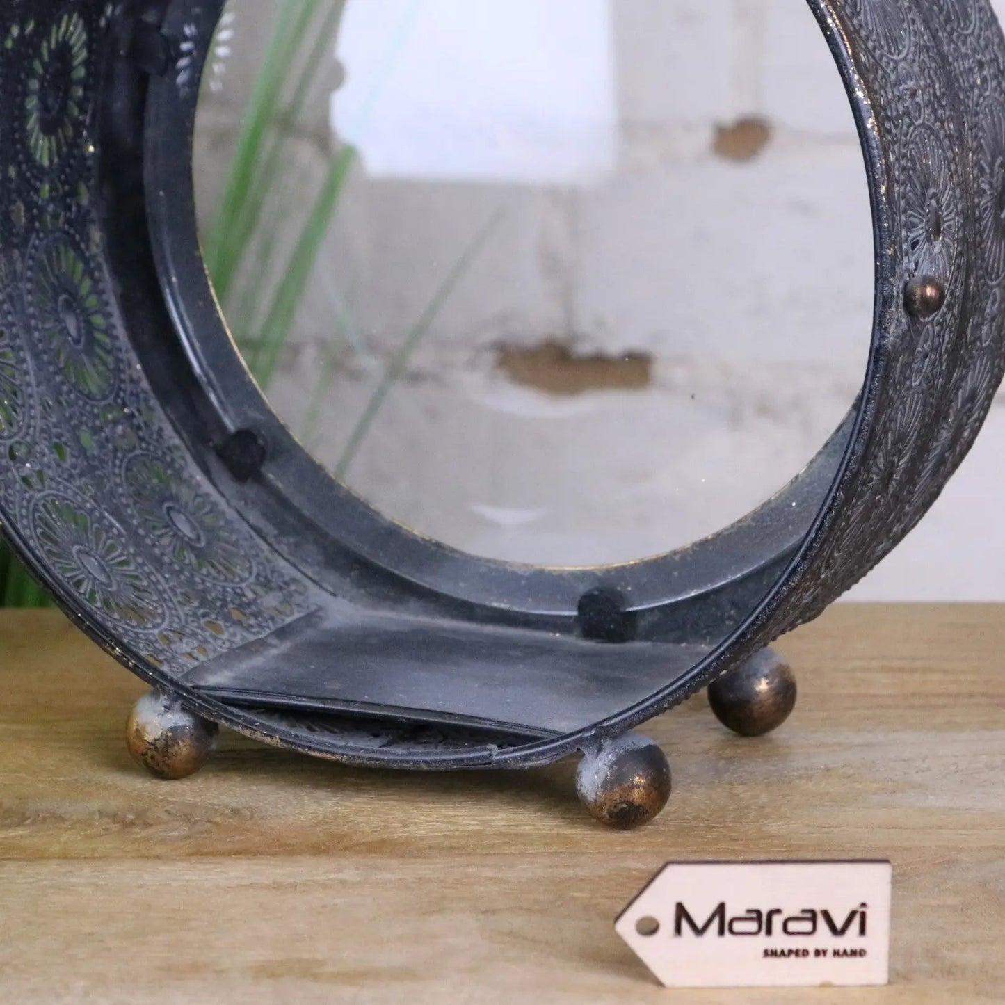 Devra Vintage Style Round Lantern